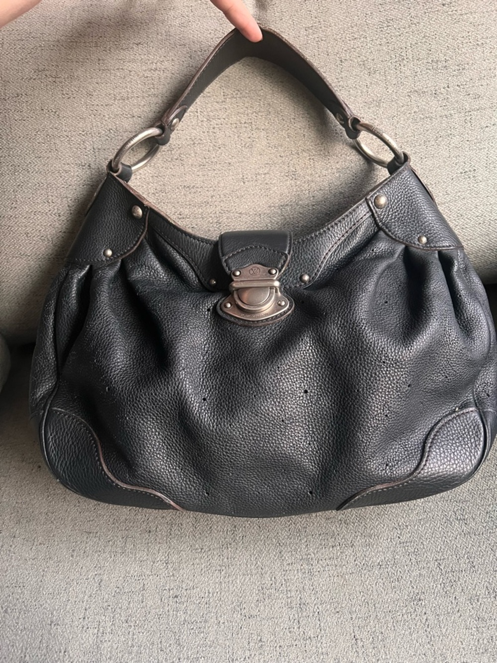 Louis Vuitton Mahina Leather Solar Pm Noir shoulder hobo bag - Picture 4 of 17